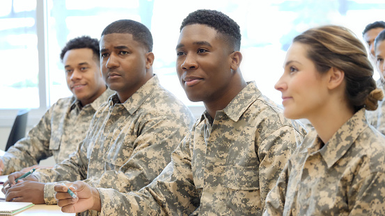 Joven cadete militar goza de formación en el aula photo