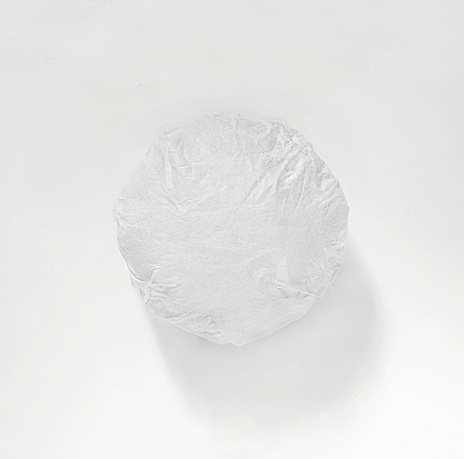 Hamburguesa clásica embalado en el papel de embalaje sobre fondo blanco. Vista superior. photo