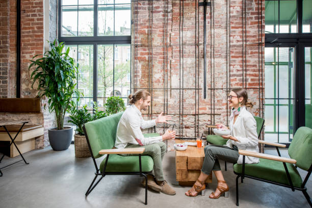 empresarios durante un almuerzo en el interior de loft - people clothing elegance built structure fotografías e imágenes de stock