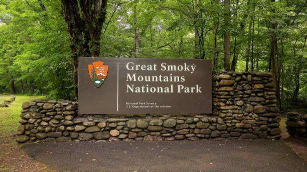Great Smoky Mountains National Park Entrance Sign Great Smoky Mountains National Park entrance sign in forest blue ridge parkway photos stock pictures, royalty-free photos & images