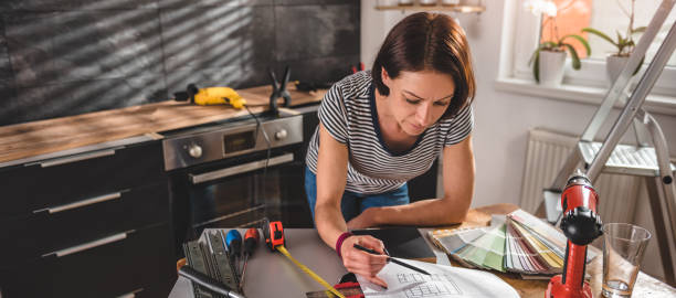 женщина проверки план на новой кухне - home decorating interior designer blueprint planning стоковые фото и изображения