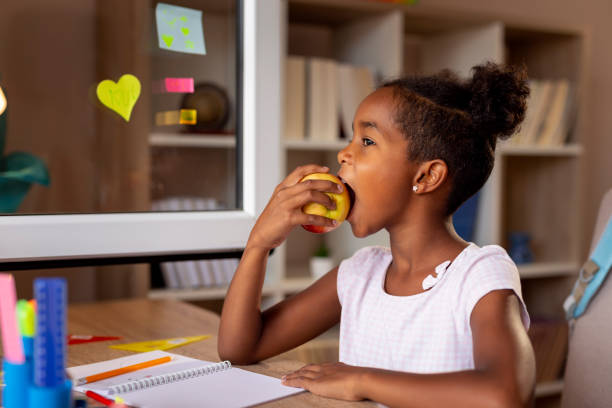 여자아이 사과를 먹고 - child eating apple fruit 뉴스 사진 이미지