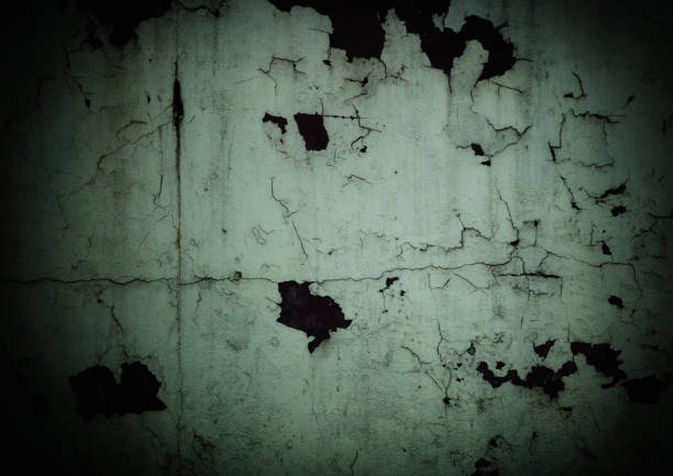 peeling de yeso en la pared con bordes oscuros como en películas de terror - macro film material rough macro fotografías e imágenes de stock
