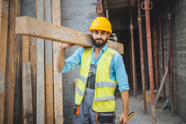 istock Long plank support for concrete and armature 1004392456