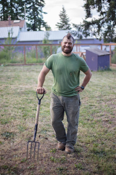 istock Gardener working in the yard 1004436412