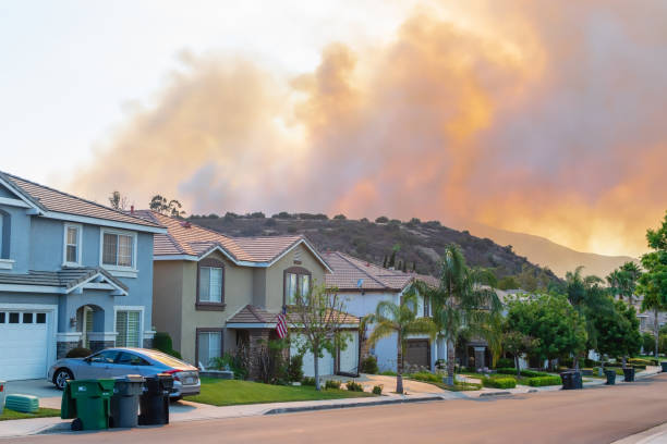 casas amenazadas por incendios forestales - wildfire smoke fotografías e imágenes de stock
