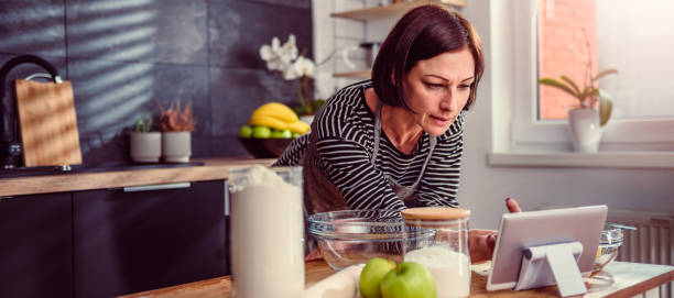 istock Woman searching apple pie recipe on the tablet 1004464542