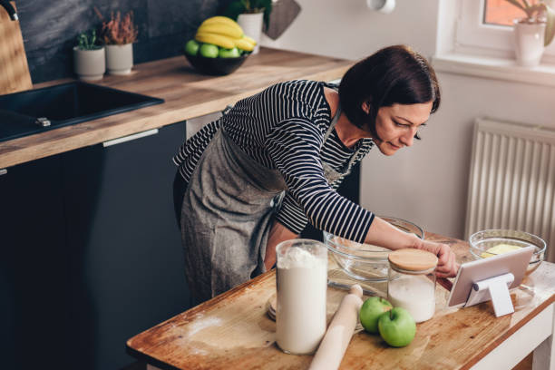 istock Woman searching apple pie recipe on the tablet 1004466934
