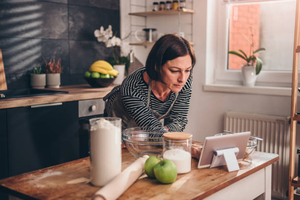 istock Woman searching apple pie recipe on the tablet 1004472388
