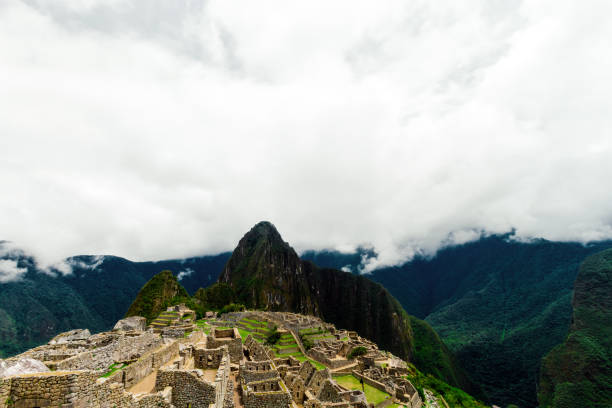 citadelle de machu picchu avec la montagne huayna picchu en arrière-plan - 7947 photos et images de collection
