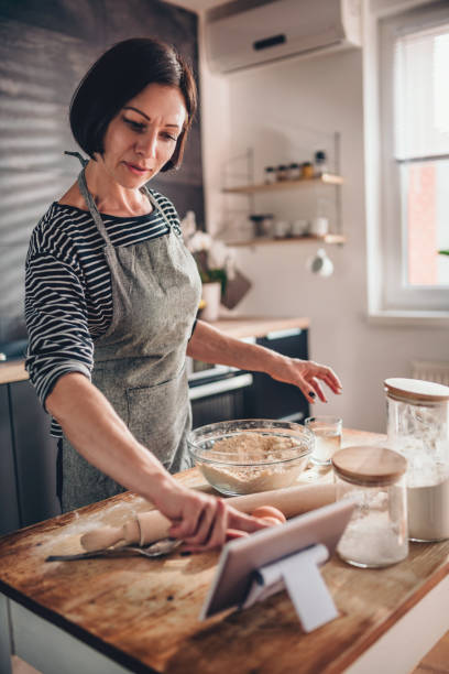 istock Woman searching apple pie recipe on the tablet 1004490534