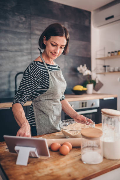 istock Woman searching apple pie recipe on the tablet 1004490680