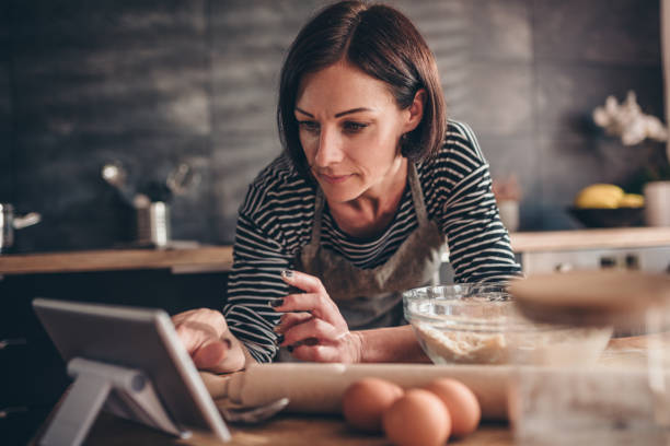 istock Woman searching apple pie recipe on the tablet 1004494880