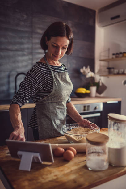 istock Woman searching apple pie recipe on the tablet 1004495350