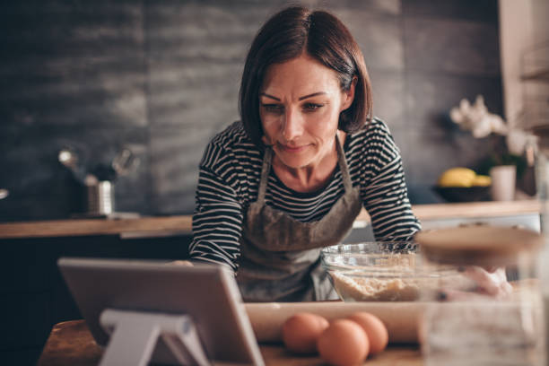istock Woman searching apple pie recipe on the tablet 1004499964