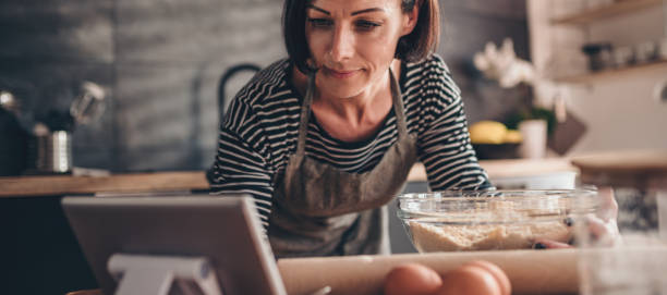 istock Woman searching apple pie recipe on the tablet 1004500000