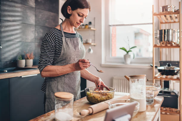 женщина делает яблочный пирог на деревянном столе - cooking thanksgiving women baking стоковые фото и изображения