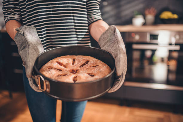 frau mit frisch gebackenem apfelkuchen - dessert spice baking cooking stock-fotos und bilder