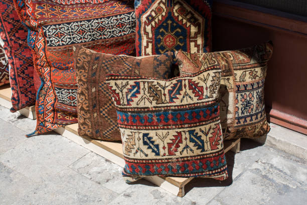 従来のパターンで装飾的なカラフルな東洋枕 - pillow cushion embroidery homewares ストックフォトと画像