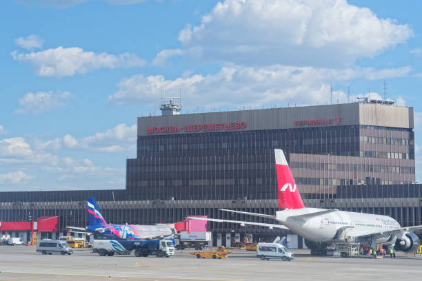 aéroport international de sheremetyevo, vue sur l’aérogare f de la piste - sheremetyevo photos et images de collection