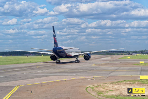 samolot linii lotniczych aerofłot czeka na start na pasie startowym, międzynarodowe lotnisko szeremietiewo, moskwa - sheremetyevo zdjęcia i obrazy z banku zdjęć