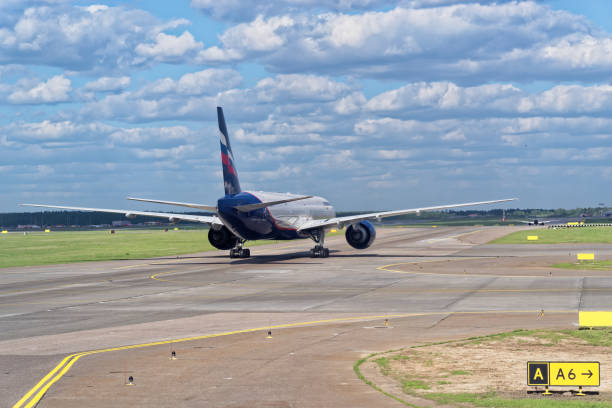 airplane of aeroflot airline is waiting for take off on runway, sheremetyevo international airport, moscow - sheremetyevo imagens e fotografias de stock