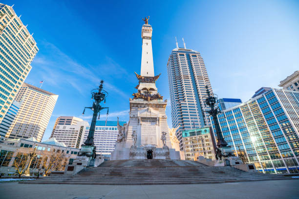 skyline del centro di indianapolis con cielo blu - indianapolis skyline cityscape indiana foto e immagini stock