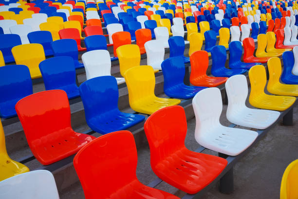 lugares vazios de plástico coloridos, no estádio de futebol - sports venue - fotografias e filmes do acervo