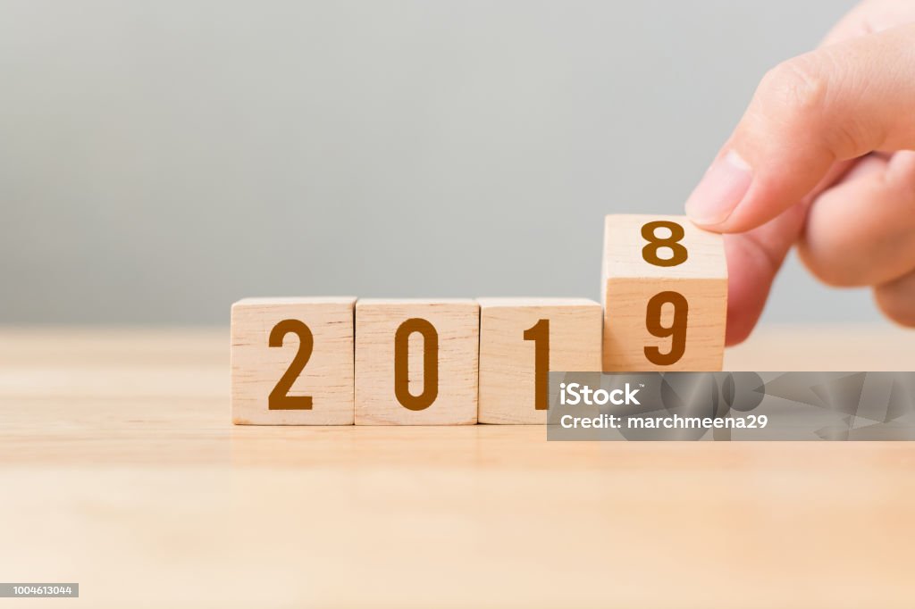 Neue Jahr 2018 2019 Konzept ändern. Hand umdrehen Holz Würfel block - Lizenzfrei Kalender Stock-Foto