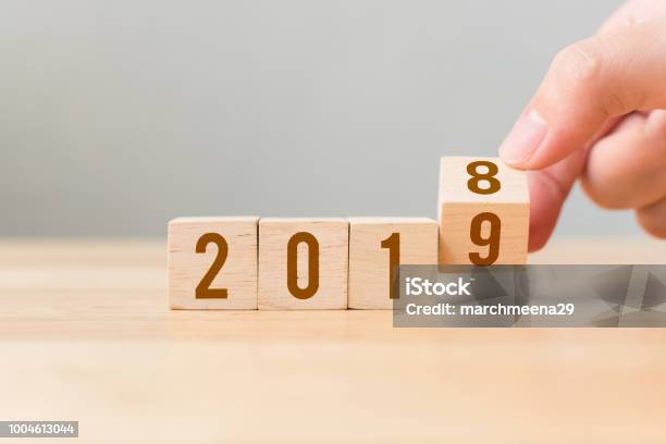 Neue Jahr 2018 2019 Konzept Ändern Hand Umdrehen Holz Würfel Block Stockfoto und mehr Bilder von Kalender