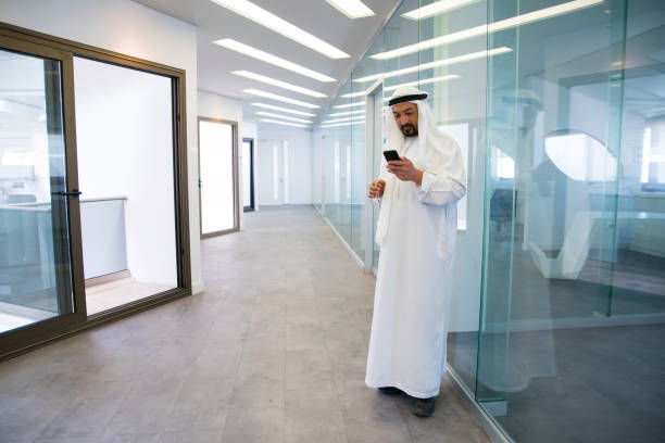 arab man portret (confident business man) - sheik abu dhabi united arab emirates asia zdjęcia i obrazy z banku zdjęć