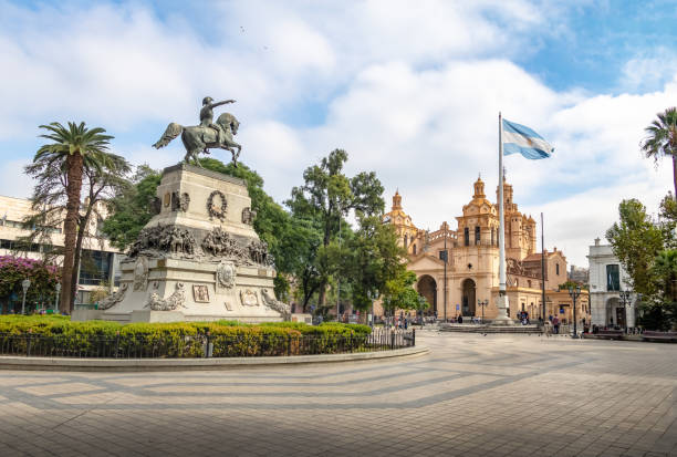 plaza san martin y catedral de córdoba - córdoba, argentina - statue history flag sculpture fotografías e imágenes de stock