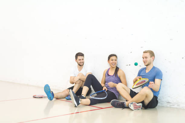 juego de squash mixto - squash racketball sport exercising fotografías e imágenes de stock