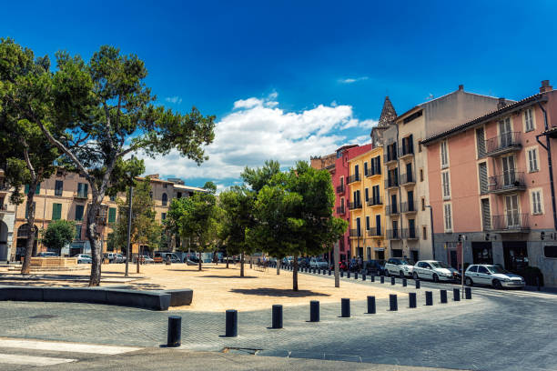 istock Square in Palma de Mallorca with colorful buildings and trees 1004644380