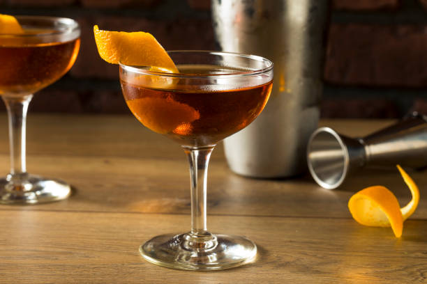 cocktail de martinez alcoolique avec gin - dry vermouth photos et images de collection