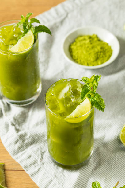 生の緑色の有機抹茶アイス ティー デトックス - green tea ice tea ice cube mint ストックフォトと画像