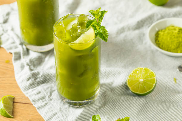生の緑色の有機抹茶アイス ティー デトックス - green tea ice tea ice cube mint ストックフォトと画像