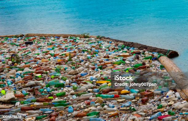 Foto de Poluição Do Lago e mais fotos de stock de Mar - Mar, Plástico, Poluição