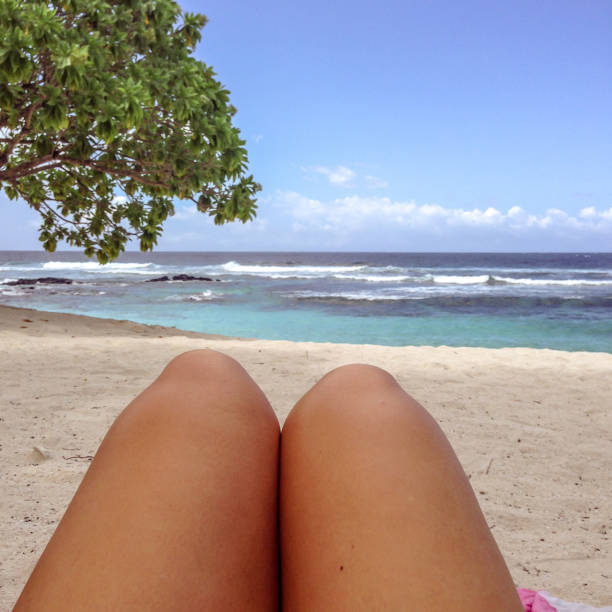 jambes avec spray faux bronzage sur les transats sur la plage tropicale dans le pacifique sud, samoa, l’île upolu, lefaga - outdoor chair furniture travel vacations photos et images de collection