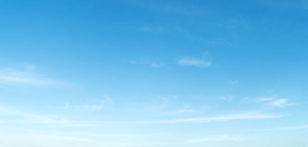 chmury na błękitnym niebie - sky high zdjęcia i obrazy z banku zdjęć