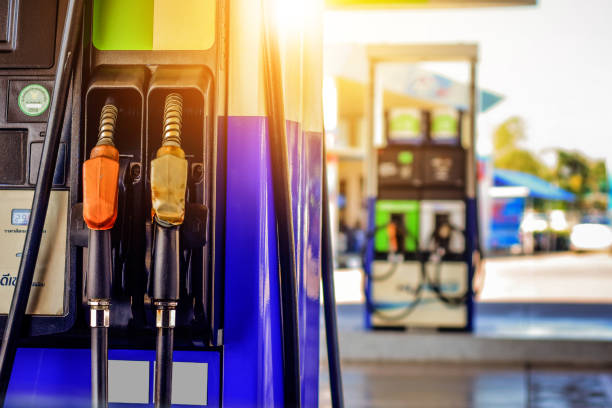 olio che riempie l'auto eco nella stazione petrolifera - distributore di benzina foto e immagini stock