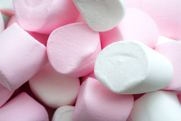 hautnah auf einem haufen von marshmallow süßigkeiten mit exemplar - marshmallow stock-fotos und bilder