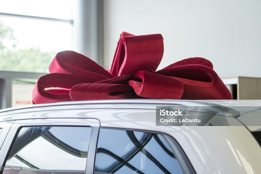 Neues Auto Mit Roter Schleife Als Geschenkideen Stockfoto und mehr Bilder  von Ausverkauf - Ausverkauf, Dekoration, Dienstleistung - iStock