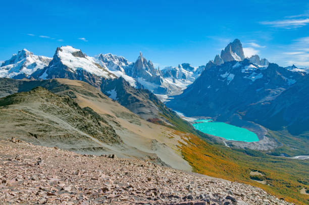 удивительный пейзаж с горами фитц рой и серро торре. - cerro torre стоковые фото и изображения