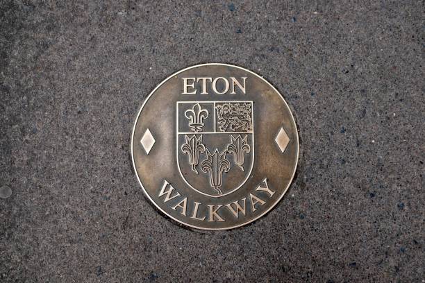 un signo de bronce incrustado en la acera (vereda) en eton, inglaterra, que indica uno de los hitos de la ciudad por el paseo de la eton - henry vi fotografías e imágenes de stock