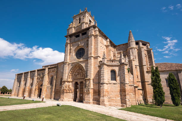 kościół santa maria la real w olmillos de sasamon, burgos, hiszpania. - romanic zdjęcia i obrazy z banku zdjęć