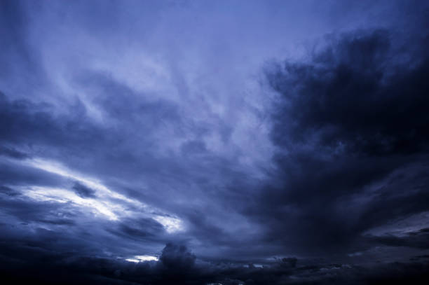 雨の前に空に黒い雲 - meteorology sky cloud light ストックフォトと画像