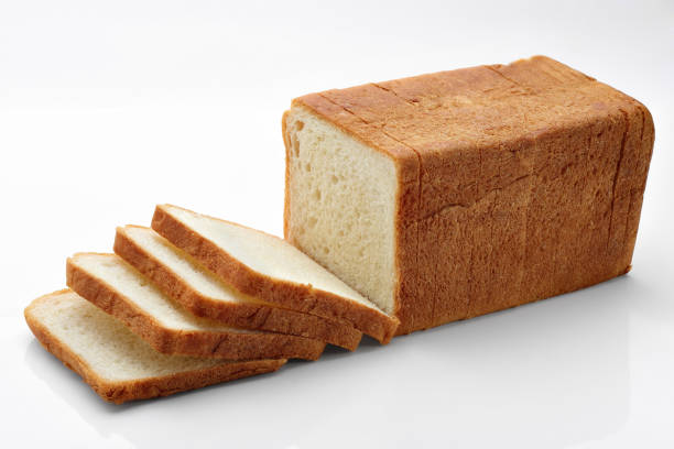 pan en rebanadas sobre blanco - grano entero fotos fotografías e imágenes de stock