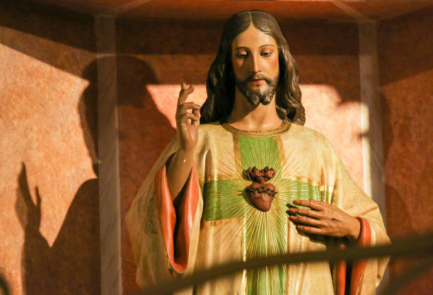 statue von jesus und dem heiligen herzen - dogma stock-fotos und bilder