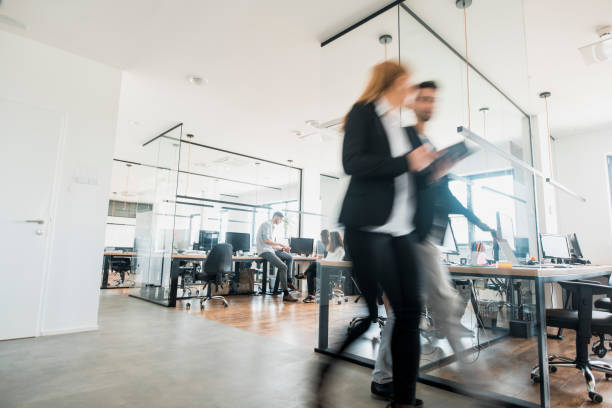 koledzy biznesowi chodzący i rozmawiający - inside of meeting office business zdjęcia i obrazy z banku zdjęć